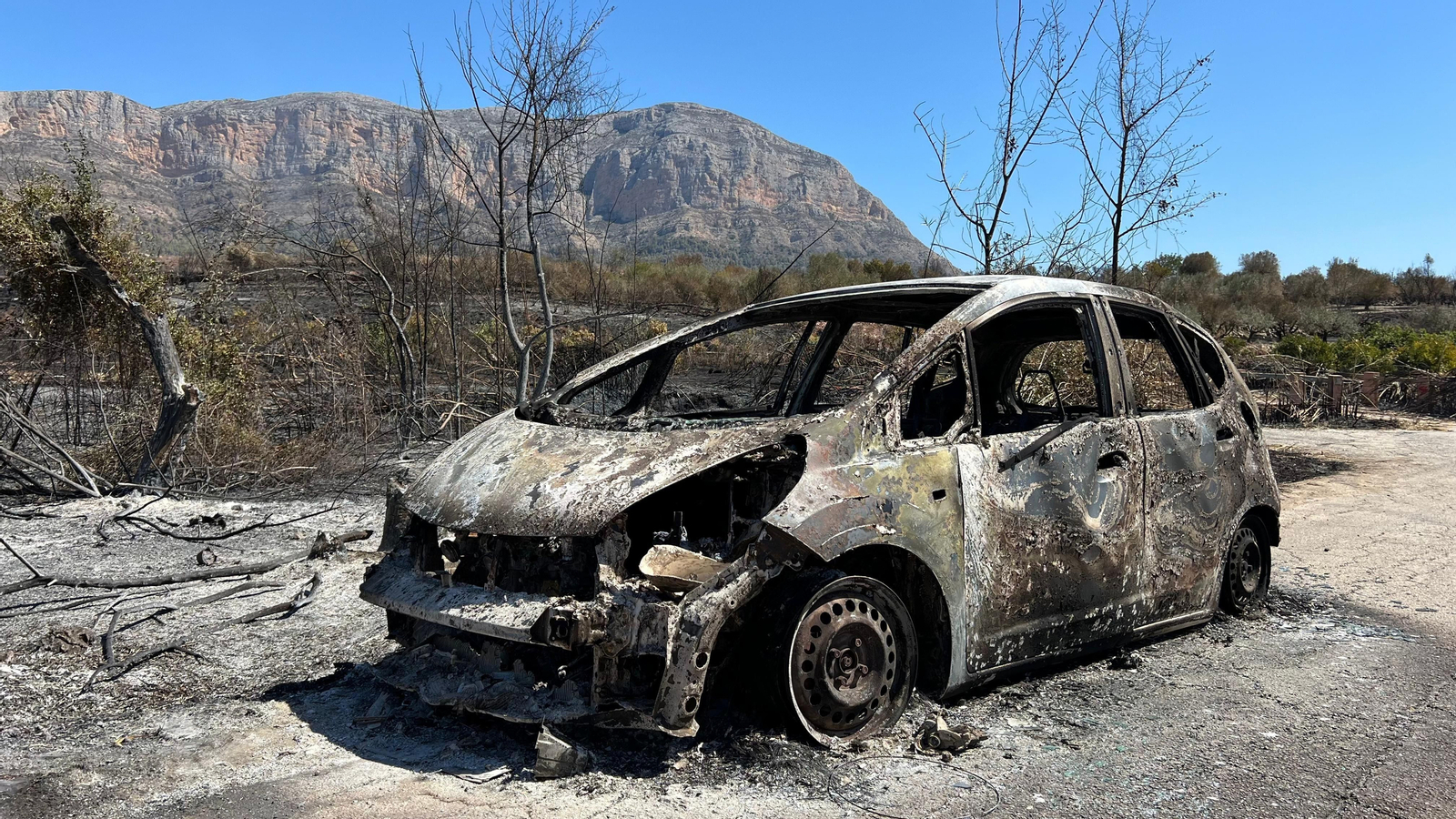 Estat en què ha quedat un vehicle que es trobava a prop d'on es va originar l'incendi