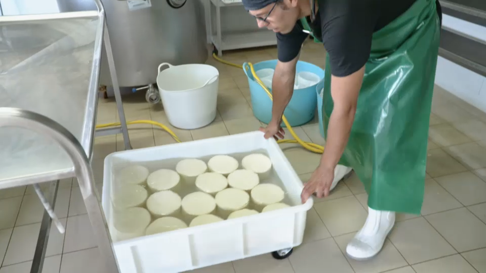 Jordi, amb els formatges ja en salmorra