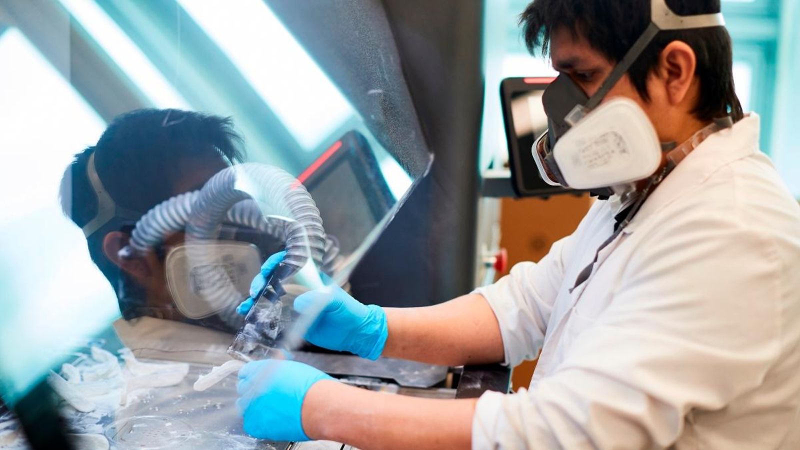 Un tècnic treballa en la fabricació de respiradors, amb tecnologia 3D