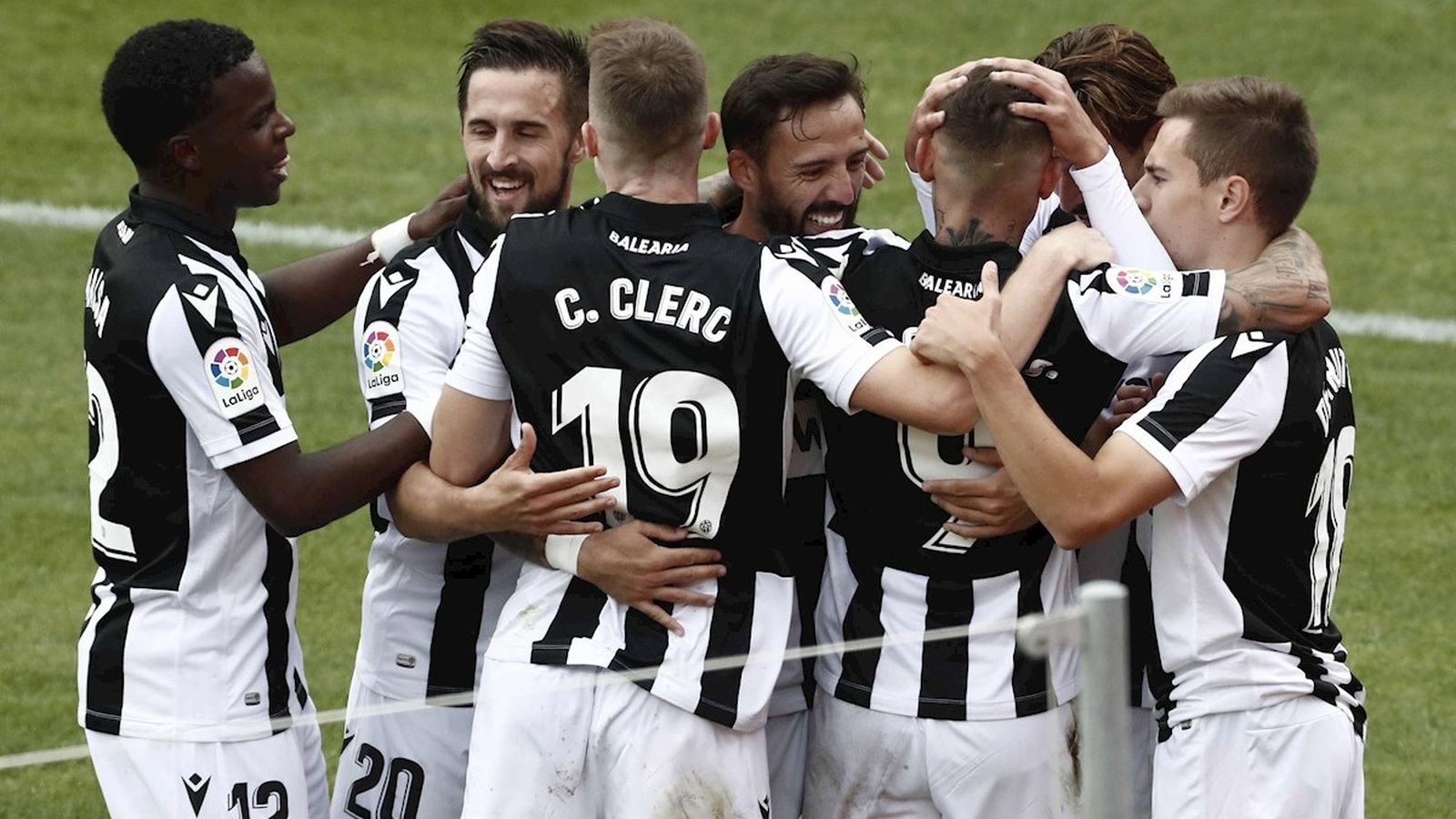 Els jugadors granotes celebren un dels gols a El Sadar