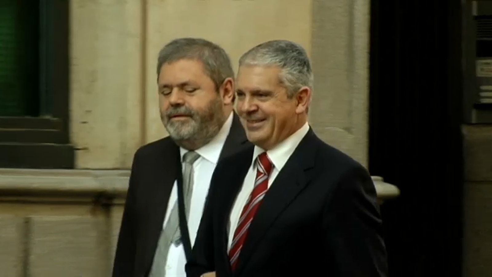 Pablo Crespo (dreta) acompanyat pel seu advocat, Miguel Durán (esquerra)