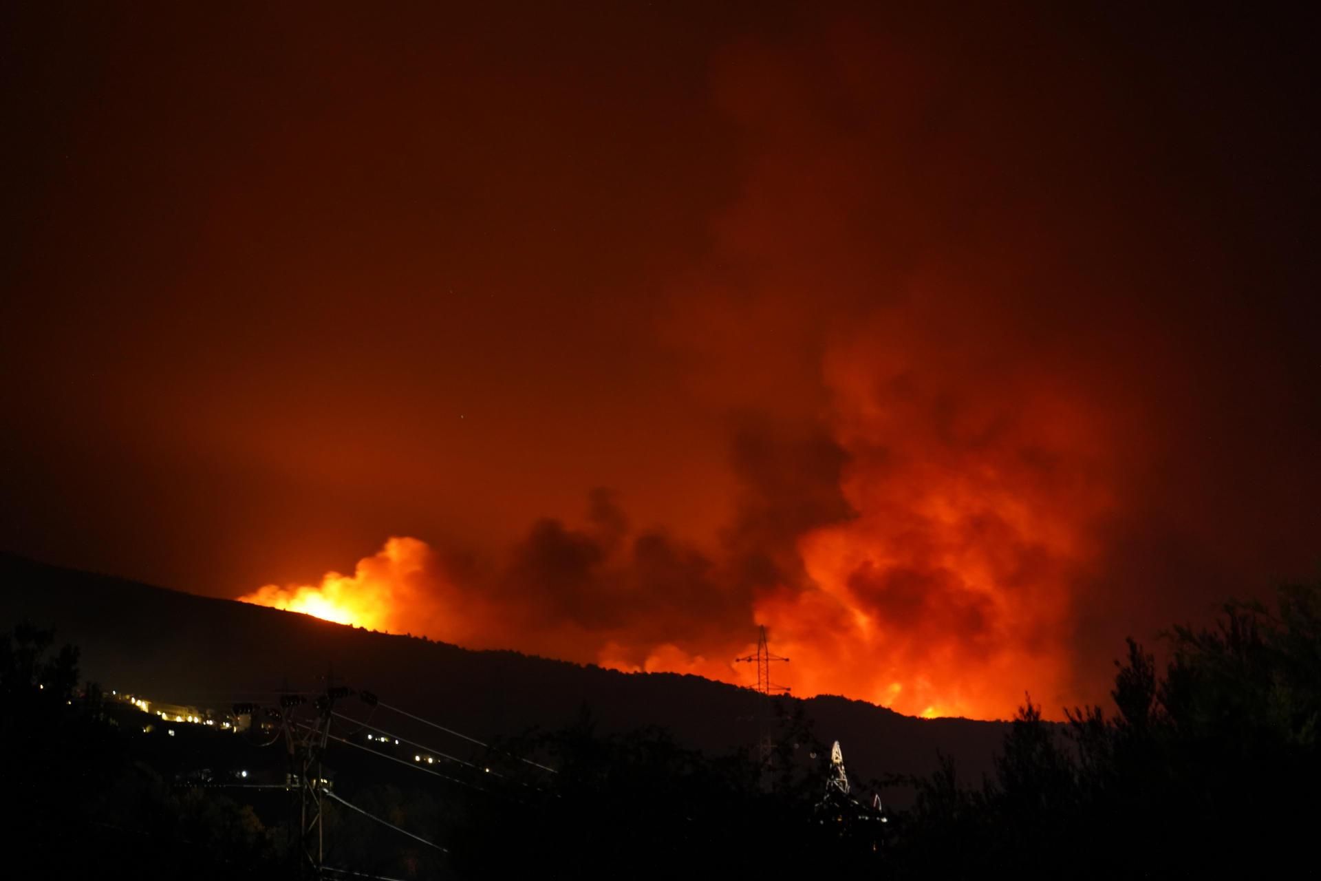 La virulència de les flames en l'incendi de Jarilla, a Càceres, este dissabte Les virulentes flames en l'incendi de Jarilla, a Càceres, este dissabte