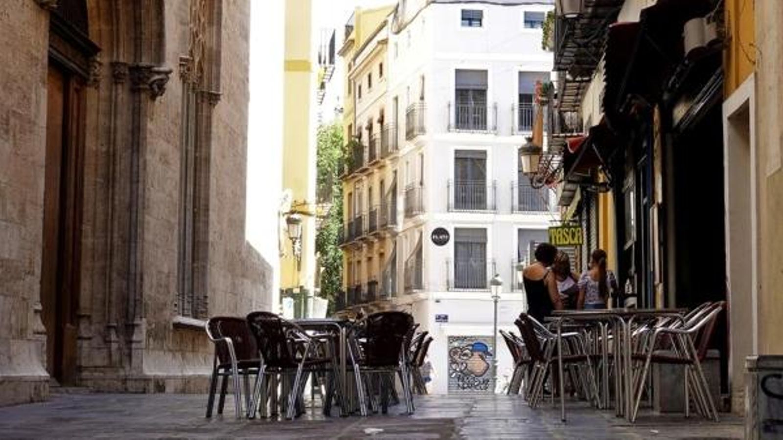 Un bar davant l'edifici de la Llotja, en el centre històric de València
