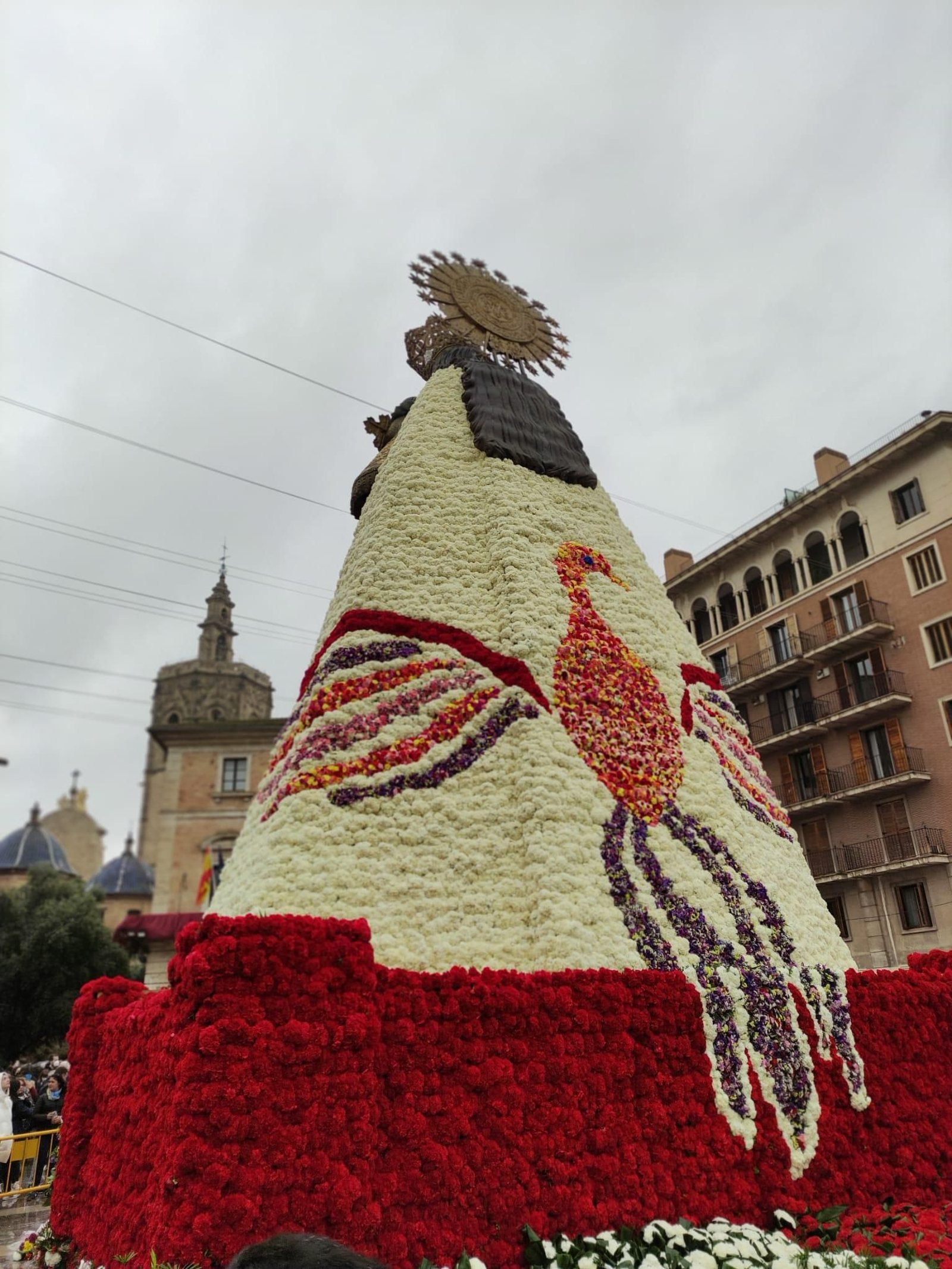 El mantell de la Mare de Déu representa un fènix