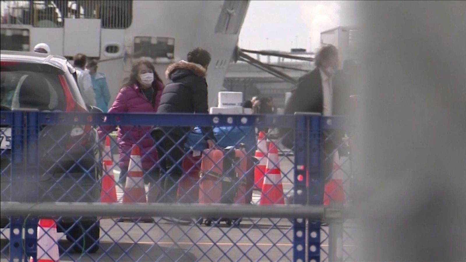 Comencen a desembarcar passatgers del vaixell que estava en quarantena al Japó pel coronavirus