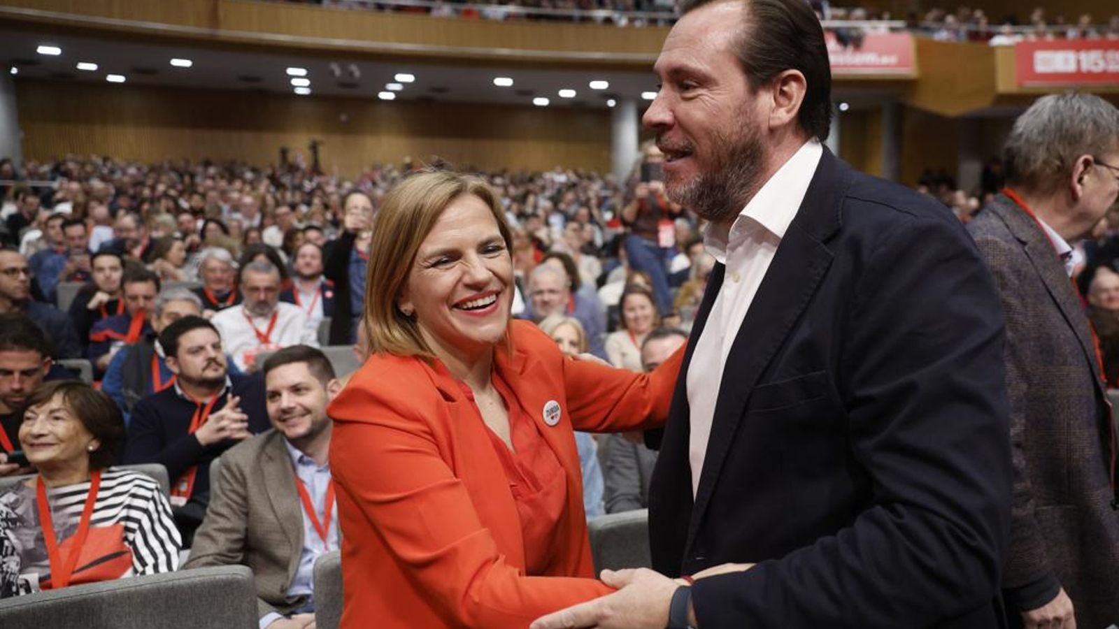 El ministre de Transports Óscar Puente i la delegada del govern espanyol, Pilar Bernabé, en la cloenda del XV congrés del PSPV-PSOE