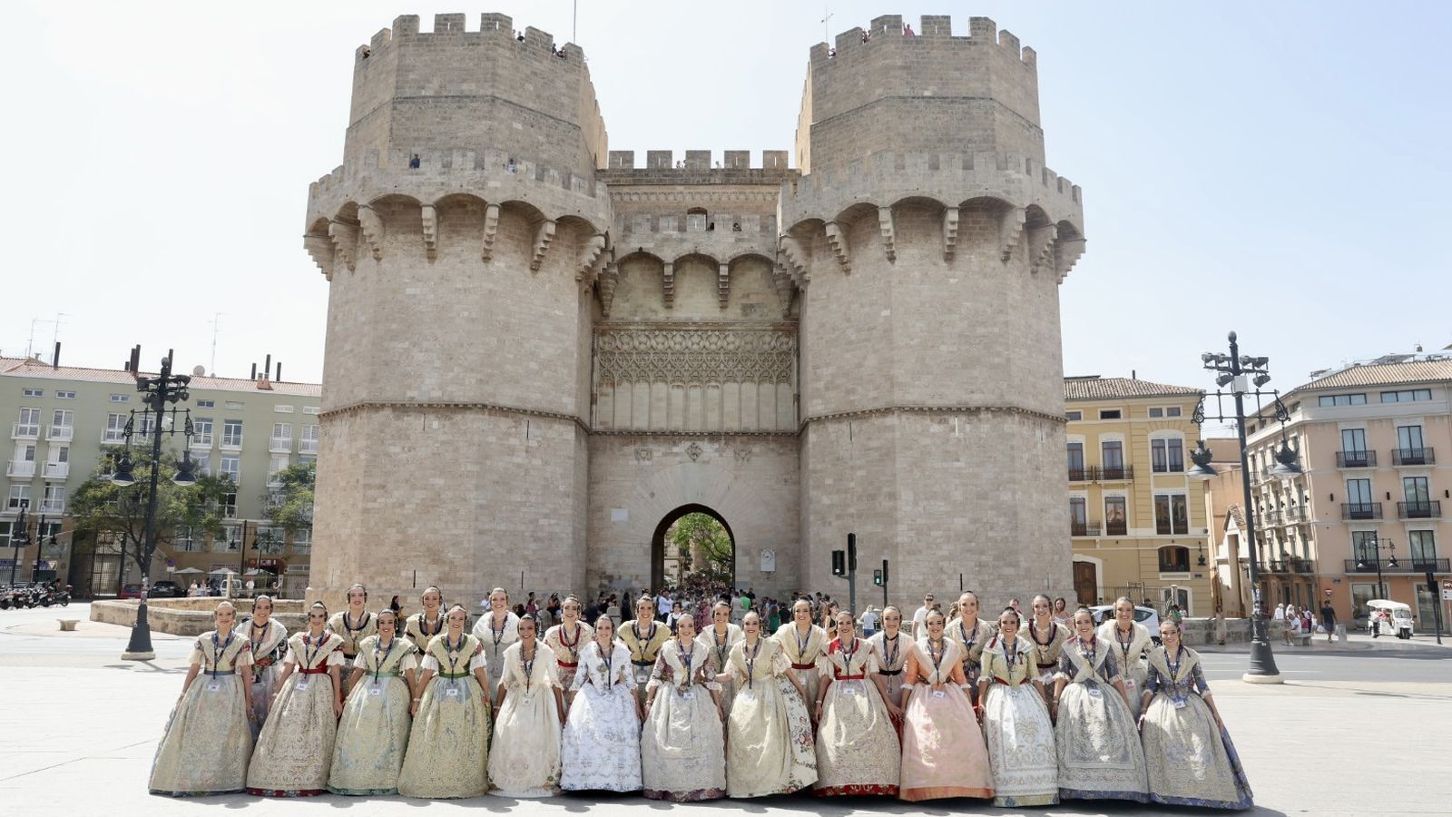 Les candidates a Fallera Major de València davant les Portes de Serrans