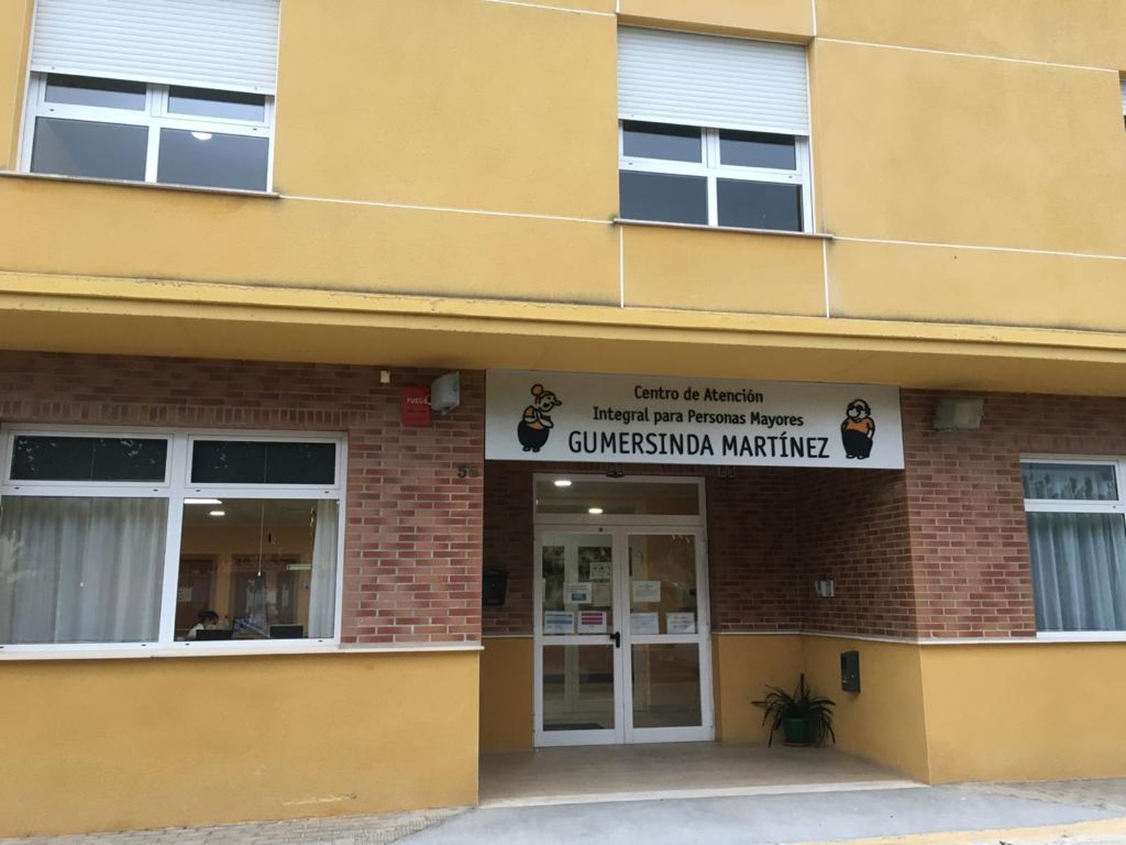Façana del CAIPM Gumersinda Martínez, a Navarrés