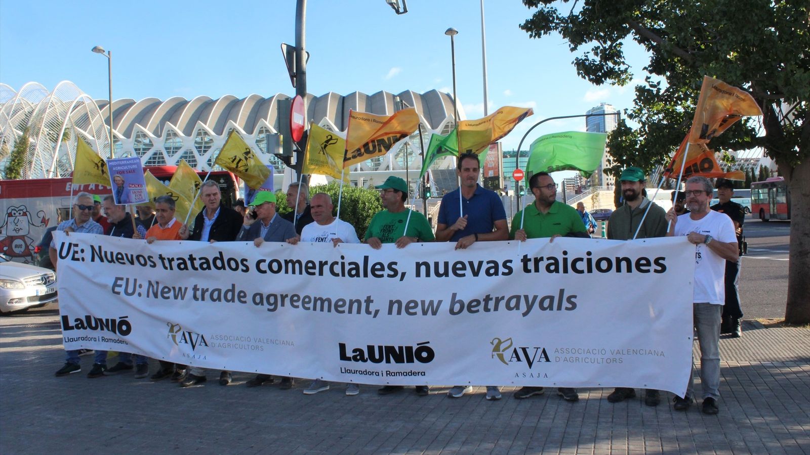 Protesta de llauradors valencians davant de la Ciutat de les Arts i les Ciències de València, aquest divendres