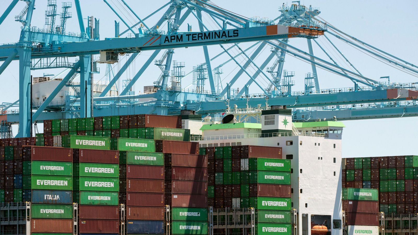 Fotografia d'arxiu d'un vaixell amb contenidors en el port de Los Angeles (els Estats Units)