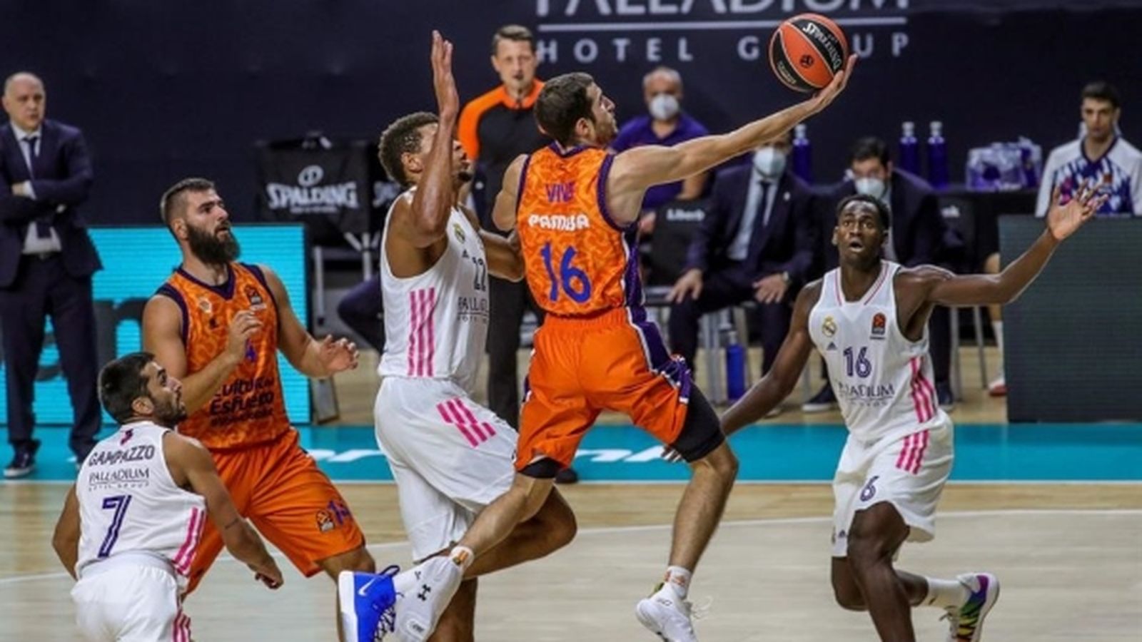 El pívot del Reial Madrid Walter Tavares intenta fer un gorro al base del València Basket Guillem Víves