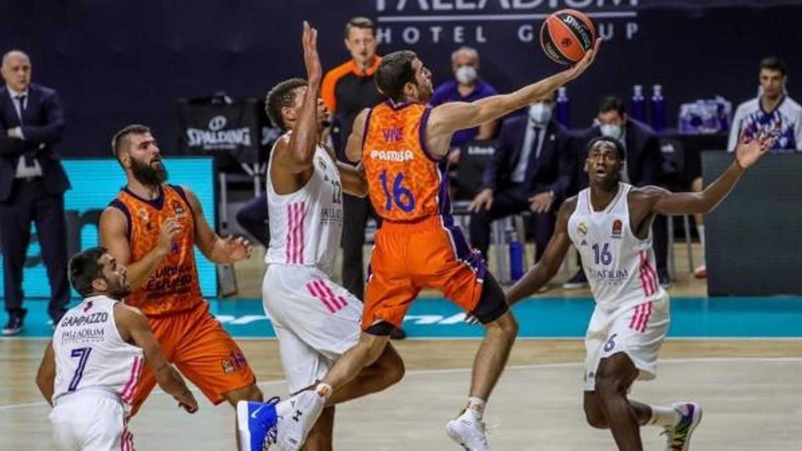 El pívot del Reial Madrid Walter Tavares intenta fer un gorro al base del València Basket Guillem Víves