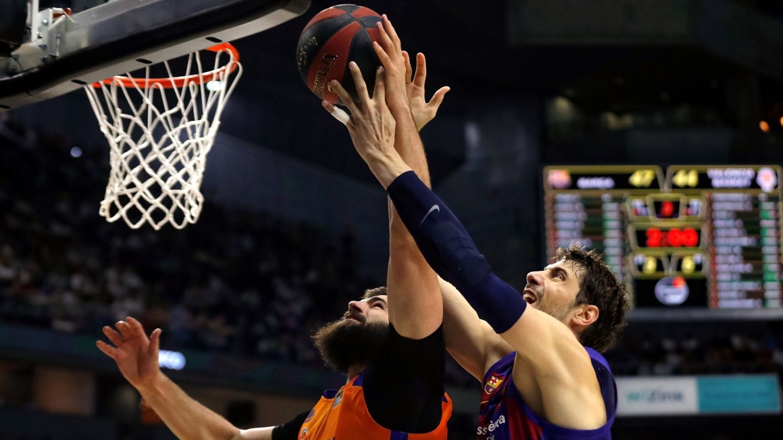 Dubljevic i Tomic lluiten pel baló.