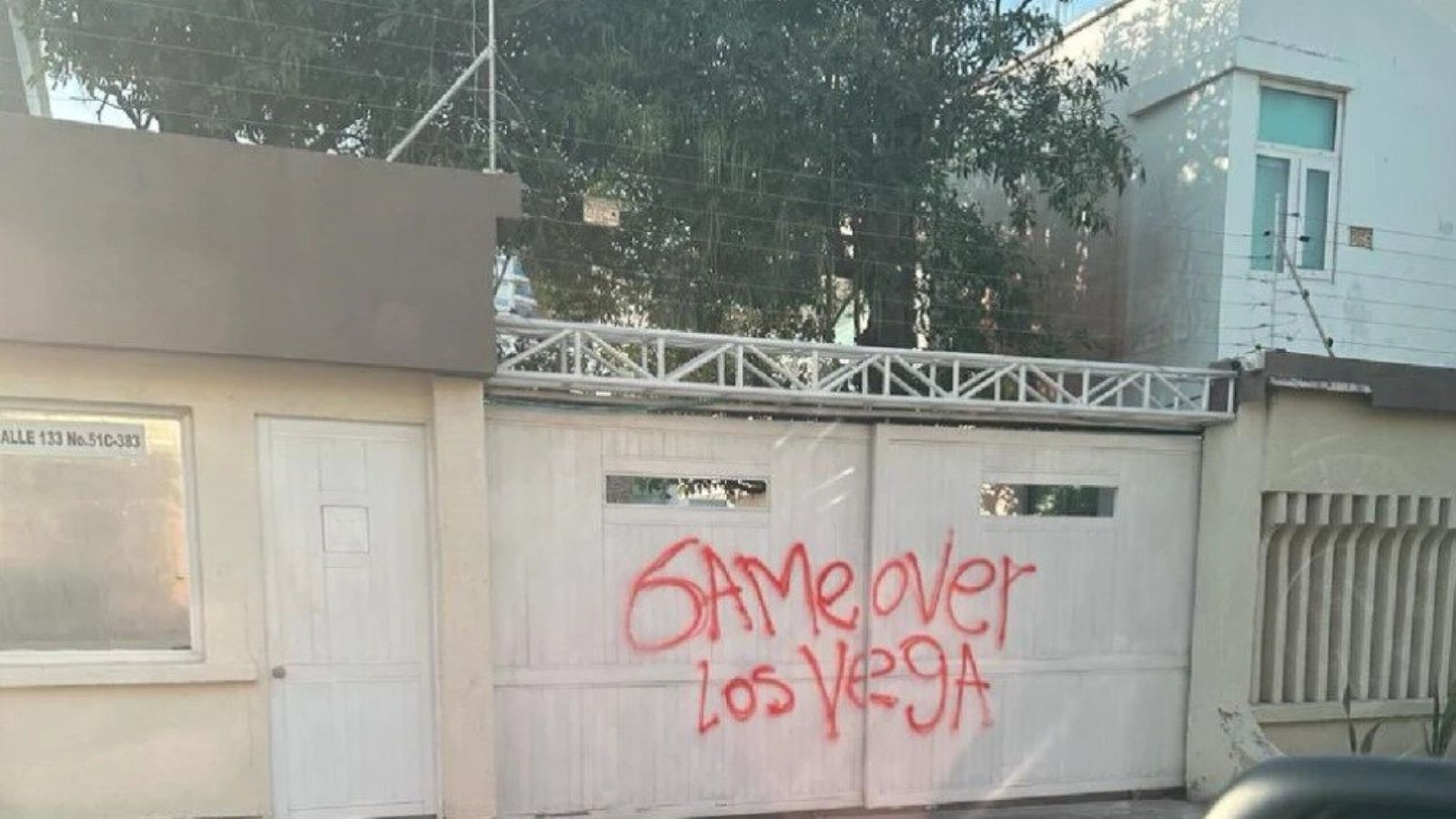 "Game over los Vega" [el joc ha acabat], el missatge que ha aparegut en una de les residències del clan a Barranquilla (Colòmbia)