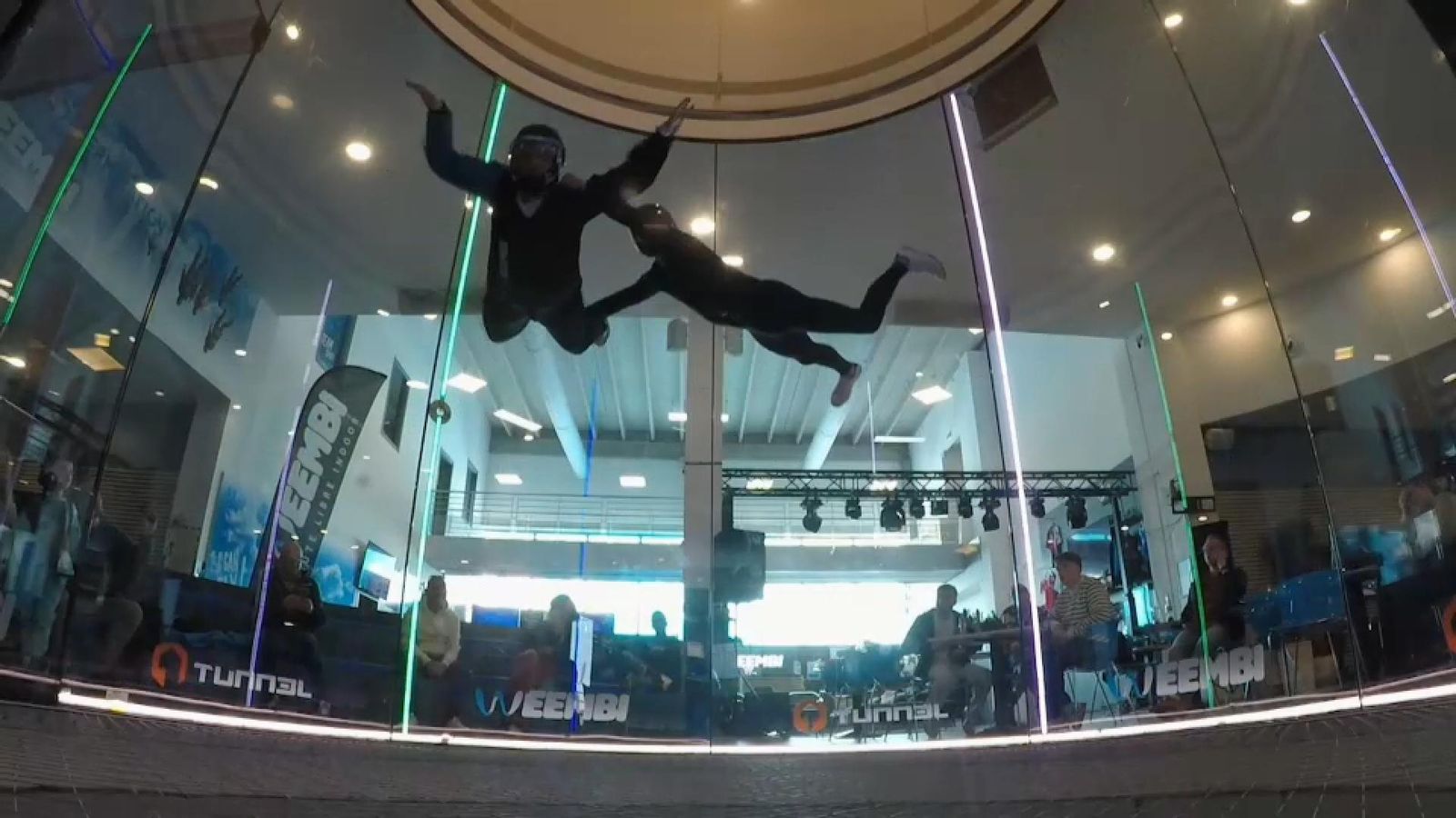 L'intrèpid reporter Luís Liñana de ‘Valencians al món’ experimenta l'autèntica sensació de volar!