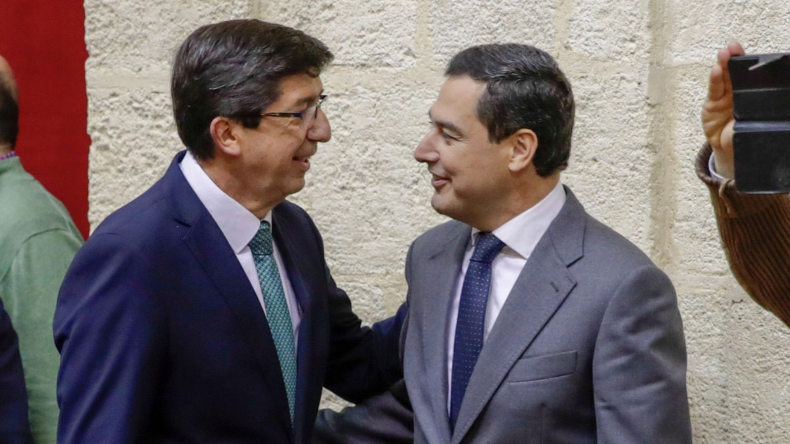 De dreta a esquerra el president andalús, Juanma Moreno (PP), i el vicepresident Juan Marín (Cs)