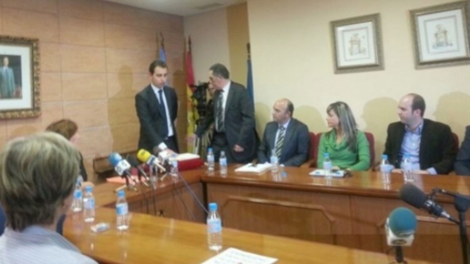 L'alcalde de Catral, Pedro Zaplana, durant la jura del seu càrrec.