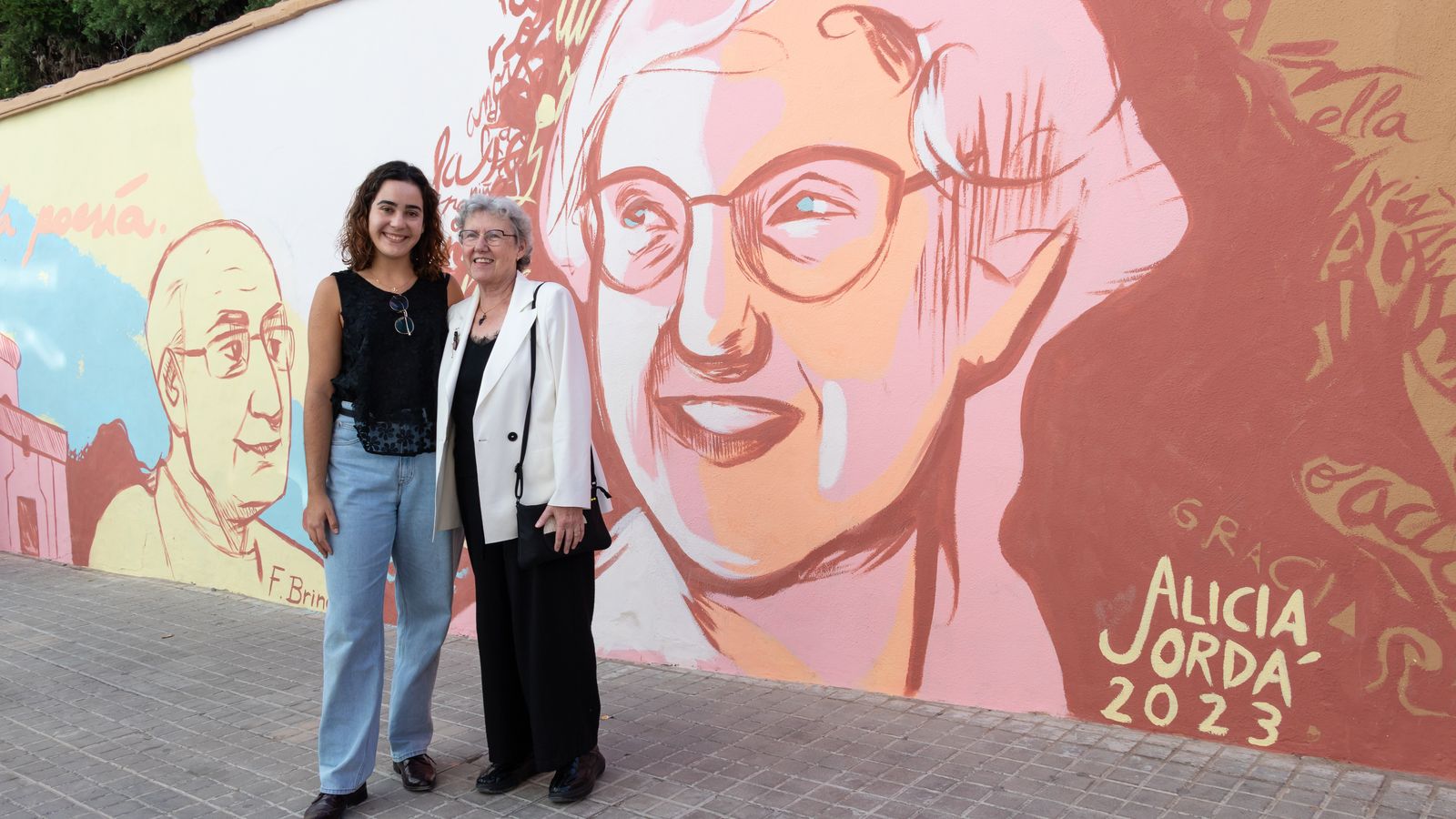 L'artista Alicia Jordà amb Pilar Roig davant del mural a Godella