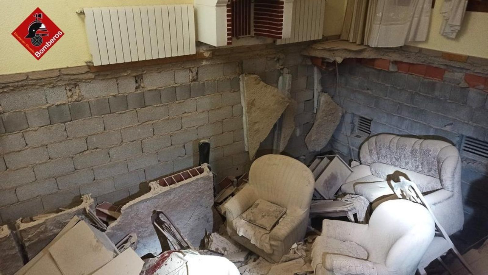 Estat en què va quedar el saló de la vivenda que va patir l'enfonsament