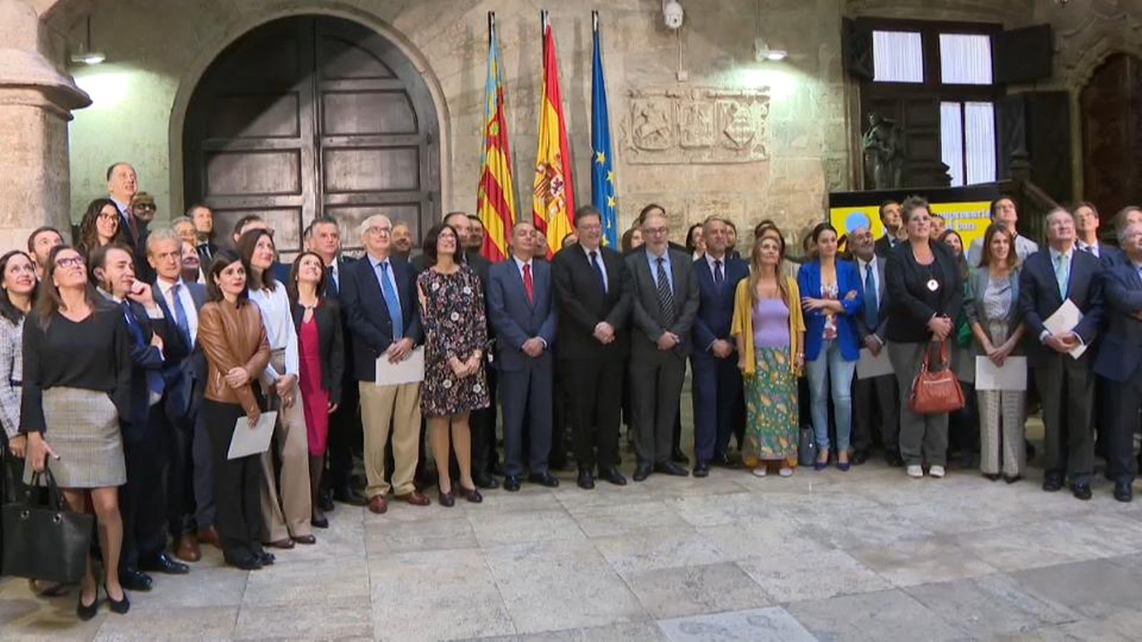 Puig i els representants de les empreses declarants posen en la foto posterior a la signatura