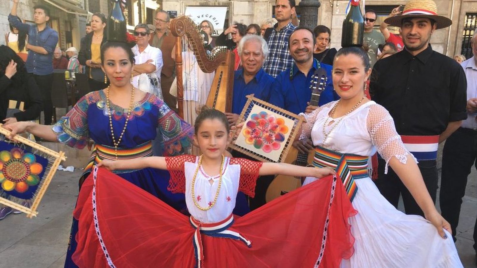 Dia de la diversitat cultural en una imatge d'arxiu