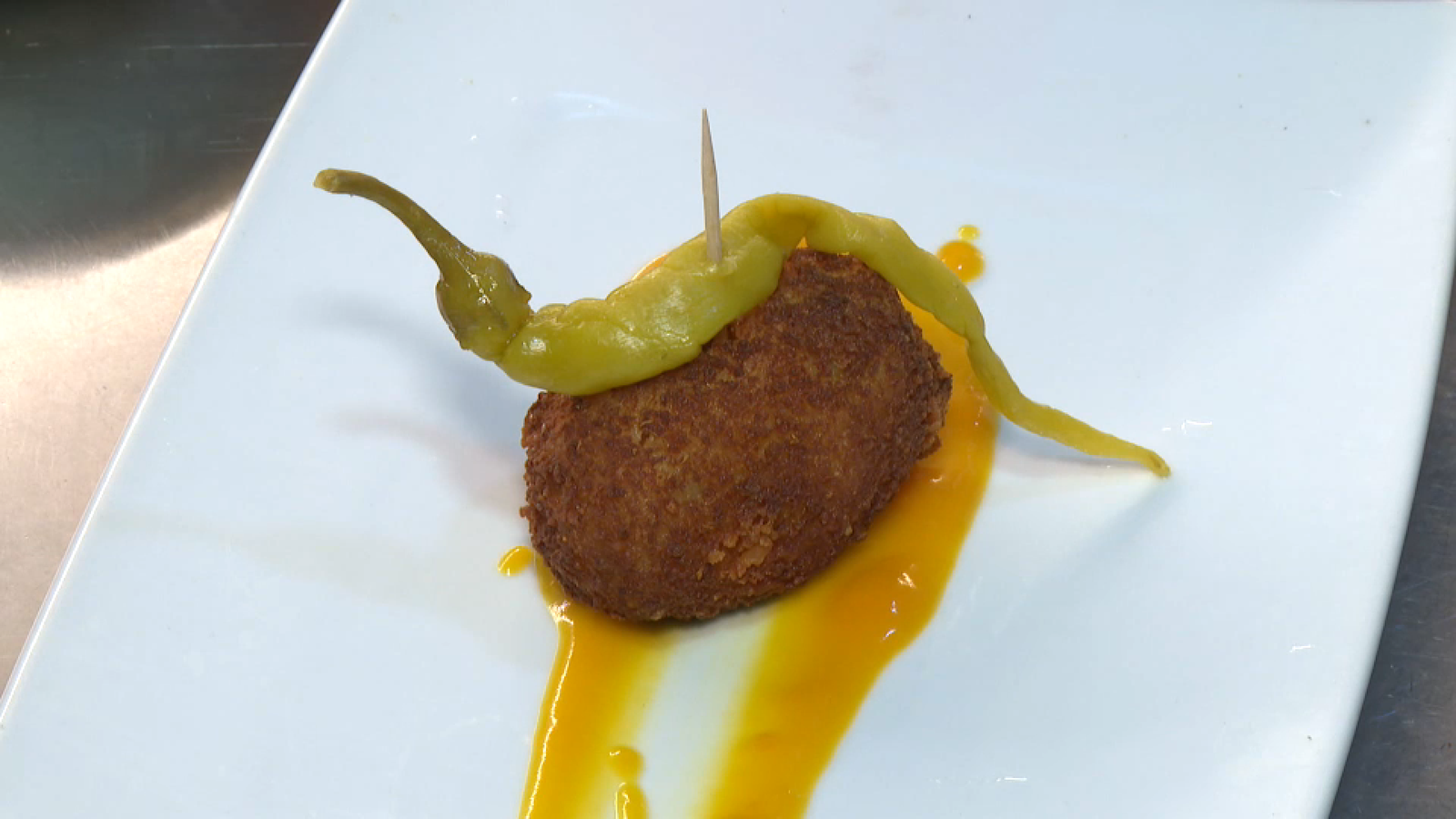 Croqueta de putxero amb crema d'hortalises