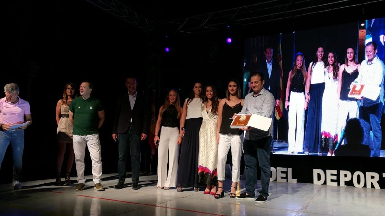 El clubs femenins il·licitans de voleibol i de futbol van ser uns dels premiats de la nit