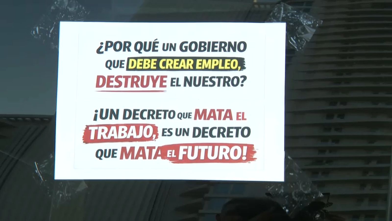 Cartell en un cotxe VTC contra el decret