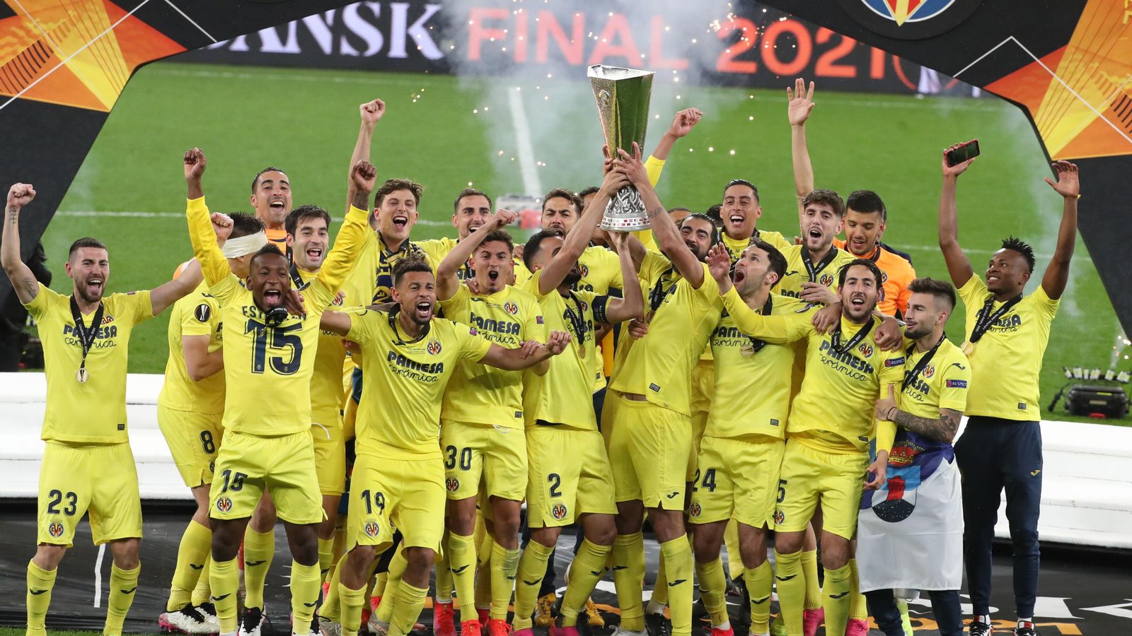 Els jugadors del Vila-real alcen el títol de l'Europa League