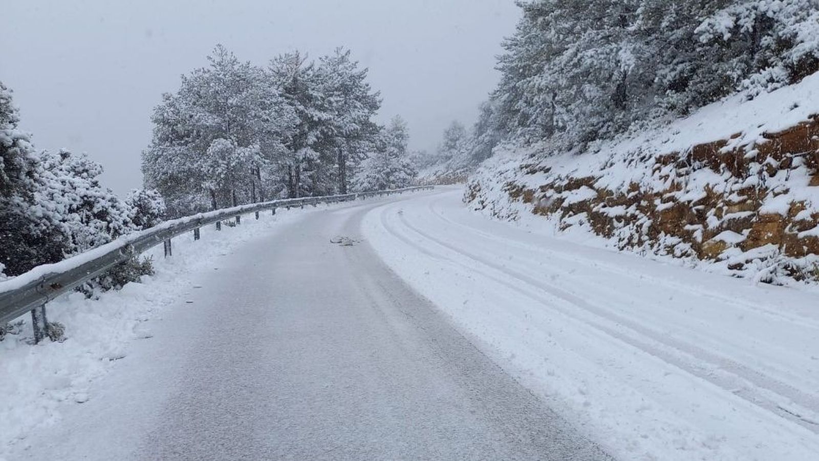 La neu cobria, este dimecres, diverses vies secundaries de l'interior valencià