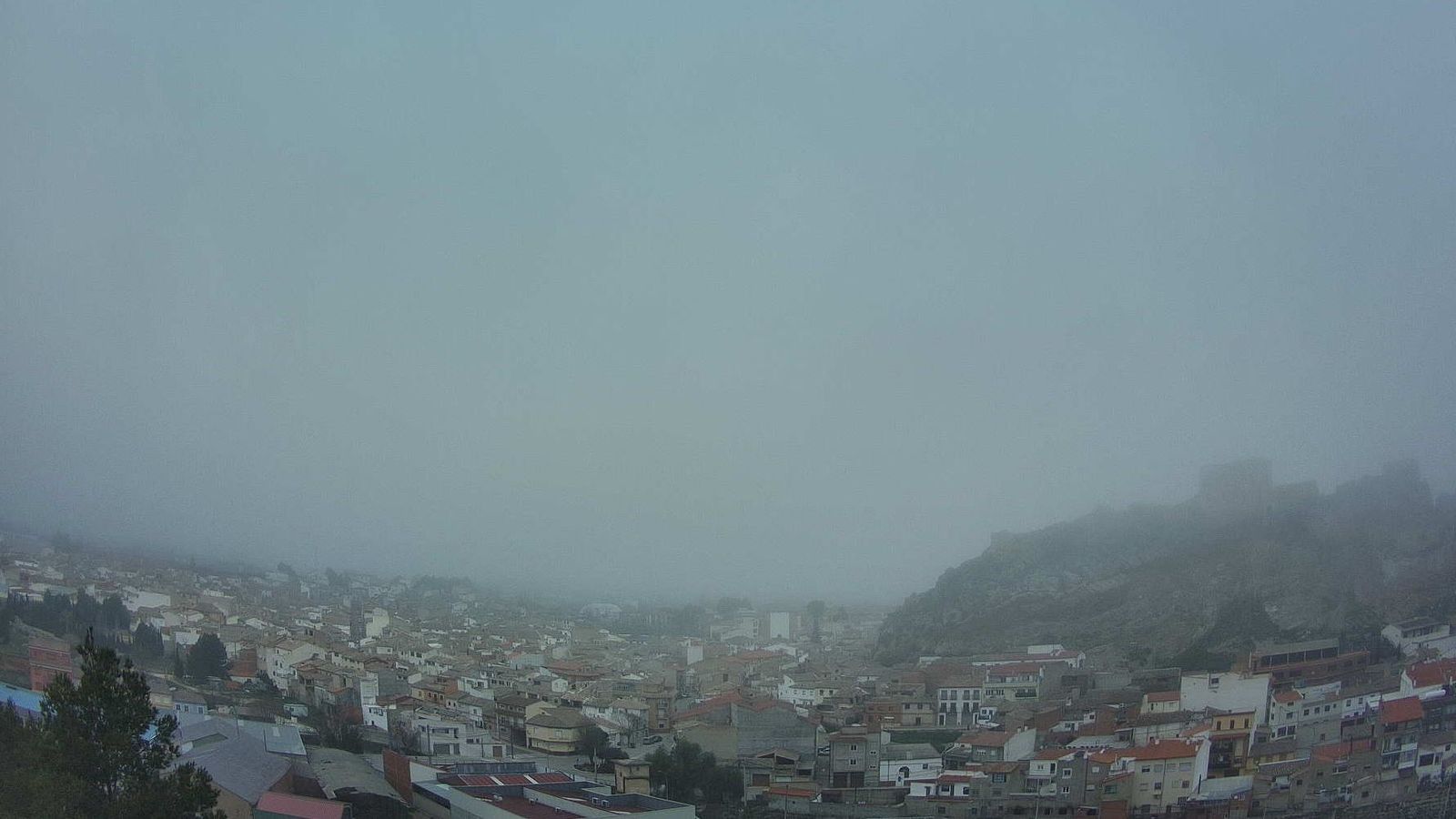 Panoràmica d'Aiora, coberta per la boira, este dijous