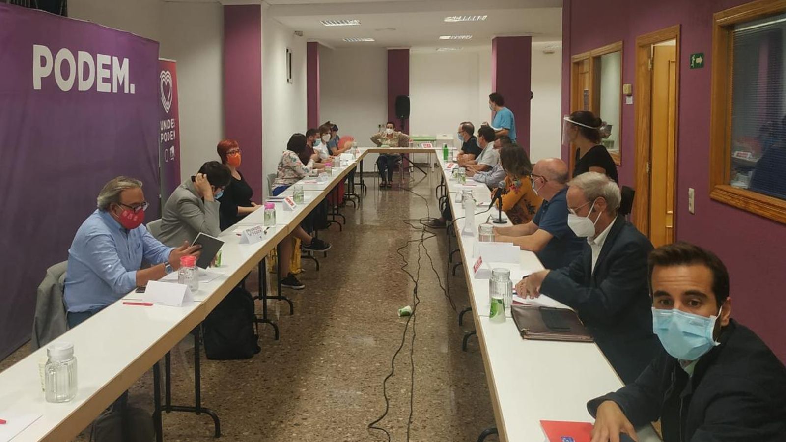 Els assistents a la reunió que ha tingut lloc a la seu de Podem, a València