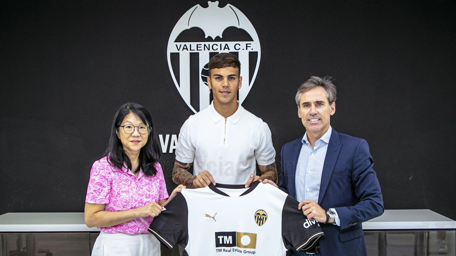 Enzo Barrenechea, amb la camiseta del València