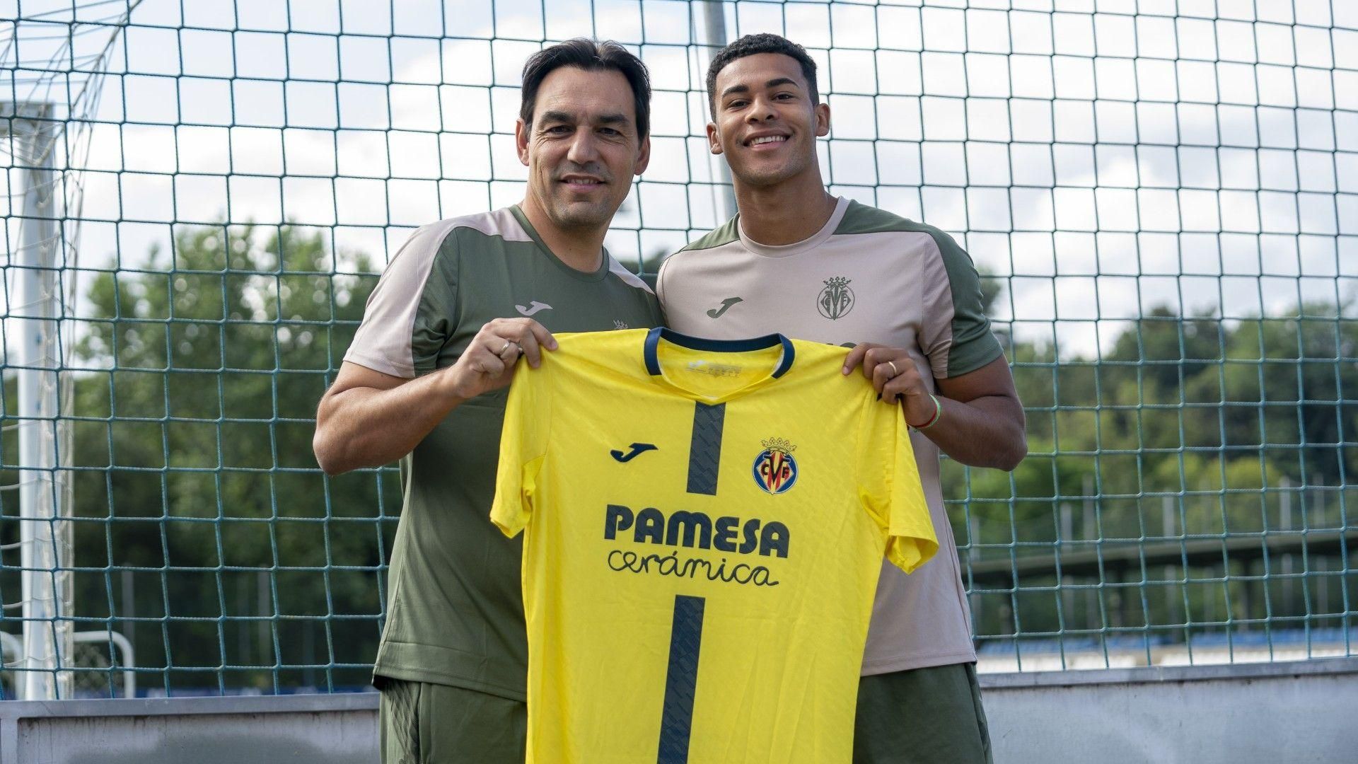 Mouriño, amb la camiseta del Villarreal Mouriño, amb la camiseta del Villarreal