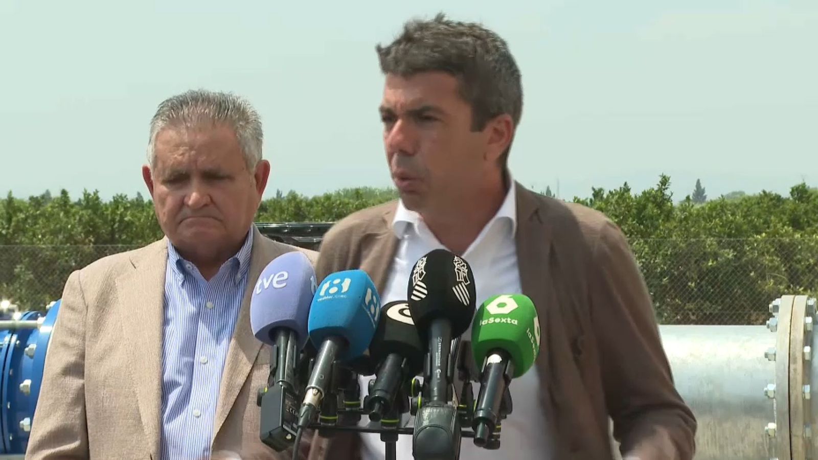 El cap del Consell junt al president de la Sèquia Reial del Xúquer, durant la seua intervenció en l'acte d'Alzira