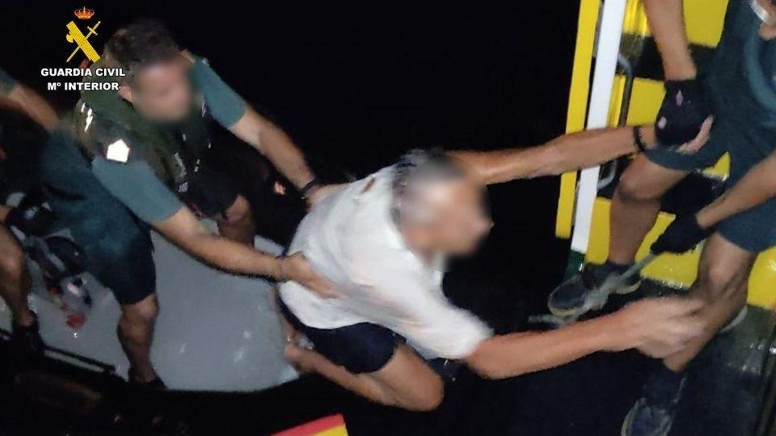 Auxilien un veler encallat durant el Castell de l'Olla d'Altea