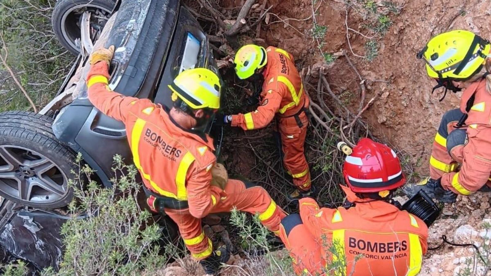 Bombers del Consorci Provincial, al costat del cotxe accidentat