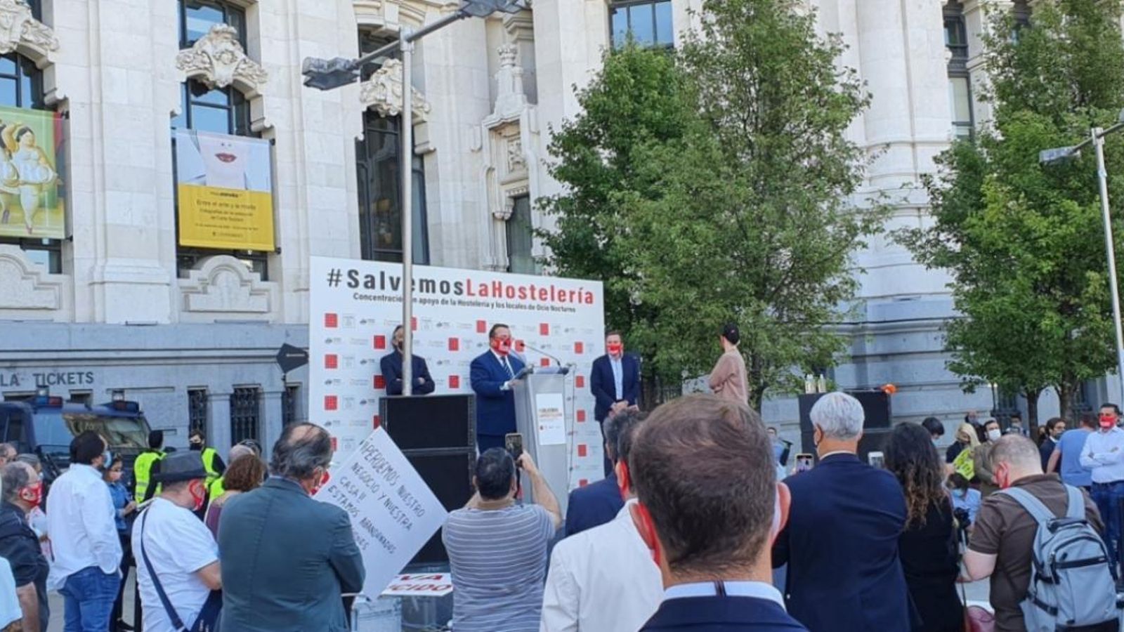 El sector de l'hosteleria i l'oci nocturn es manifesta a la plaça de Cibeles de Madrid