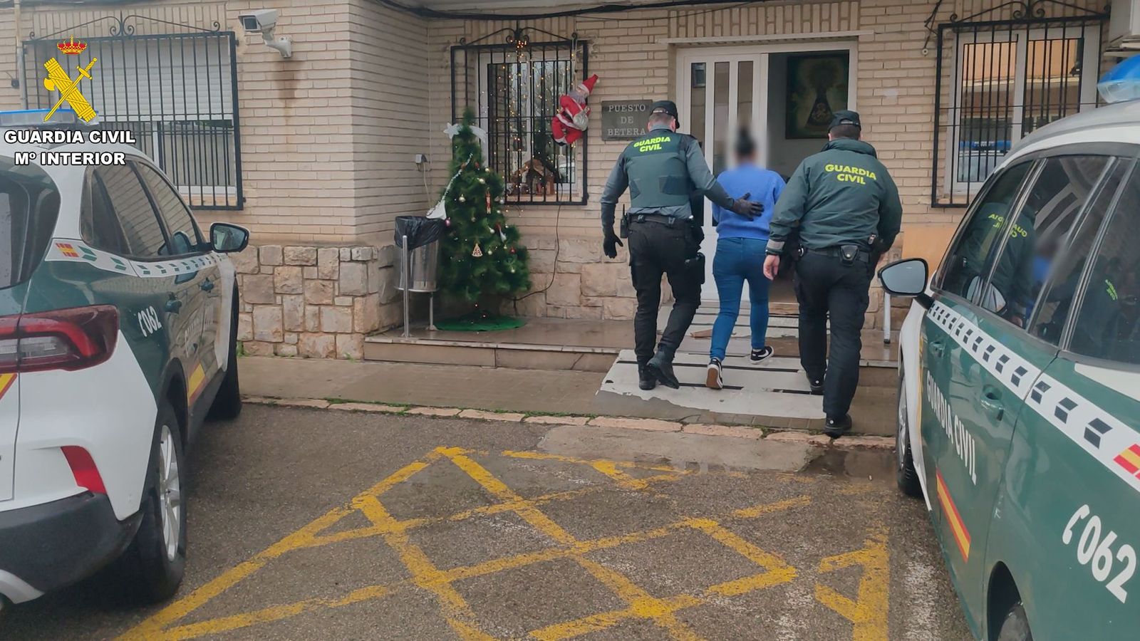Dos agents de la Guàrdia Civil acompanyen la detinguda a la caserna de Bètera