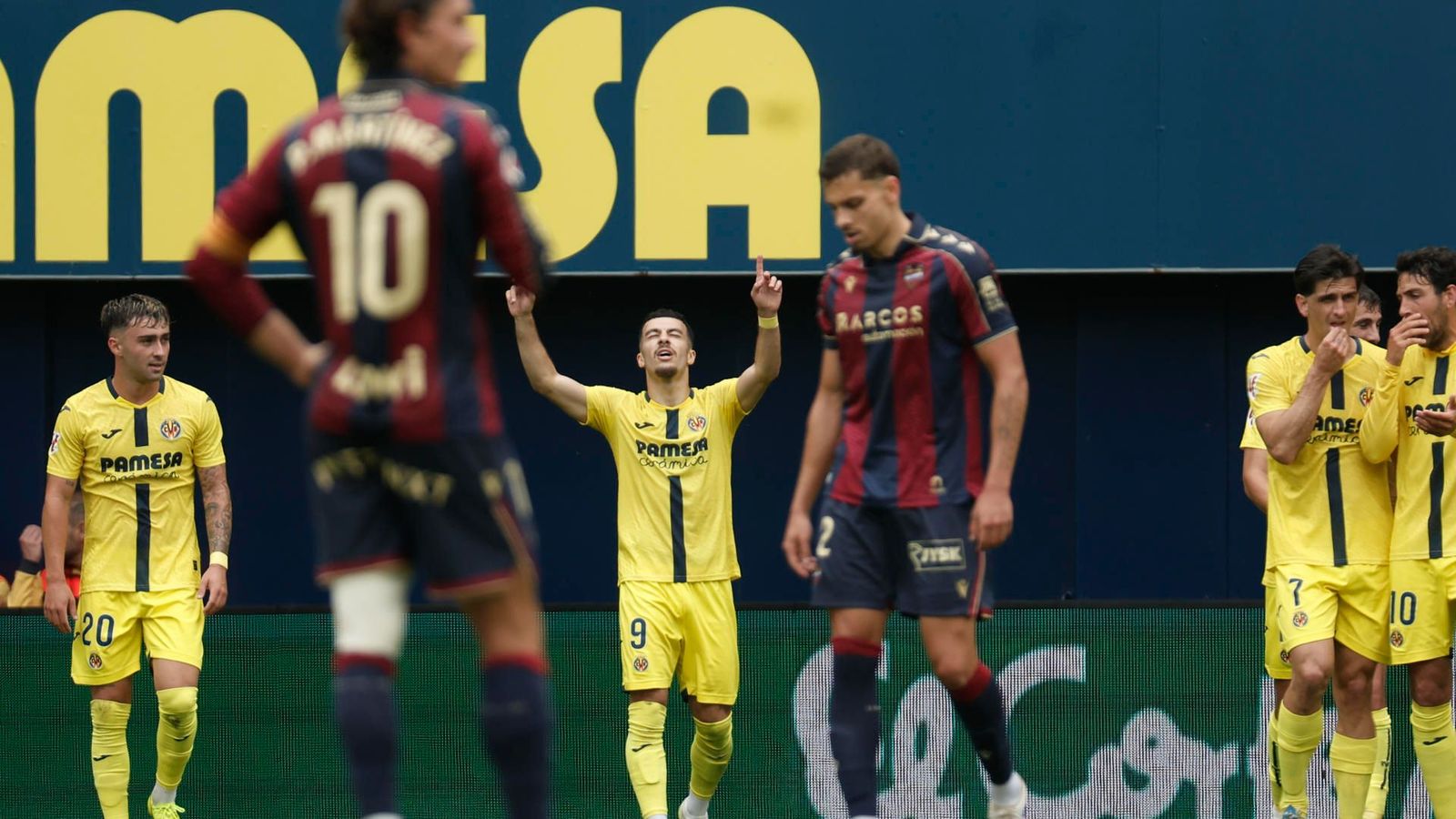 Mikautadze celebra un dels gols, davant la desesperació dels jugadors granotes