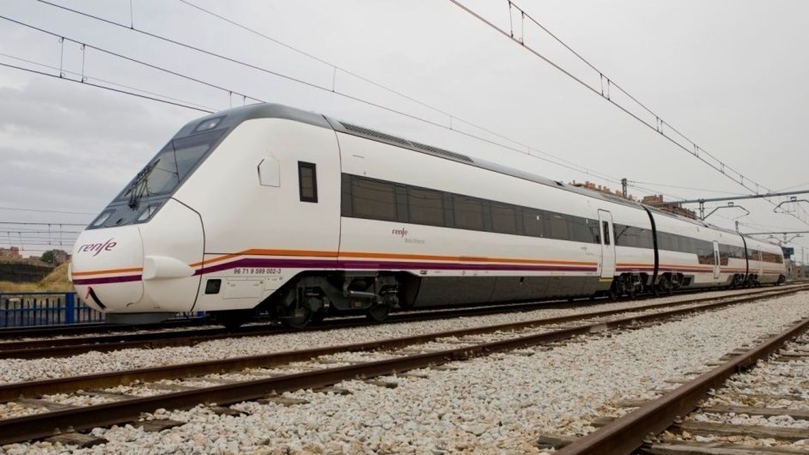 Un tren de mitja distància de Renfe, en una imatge d'arxiu