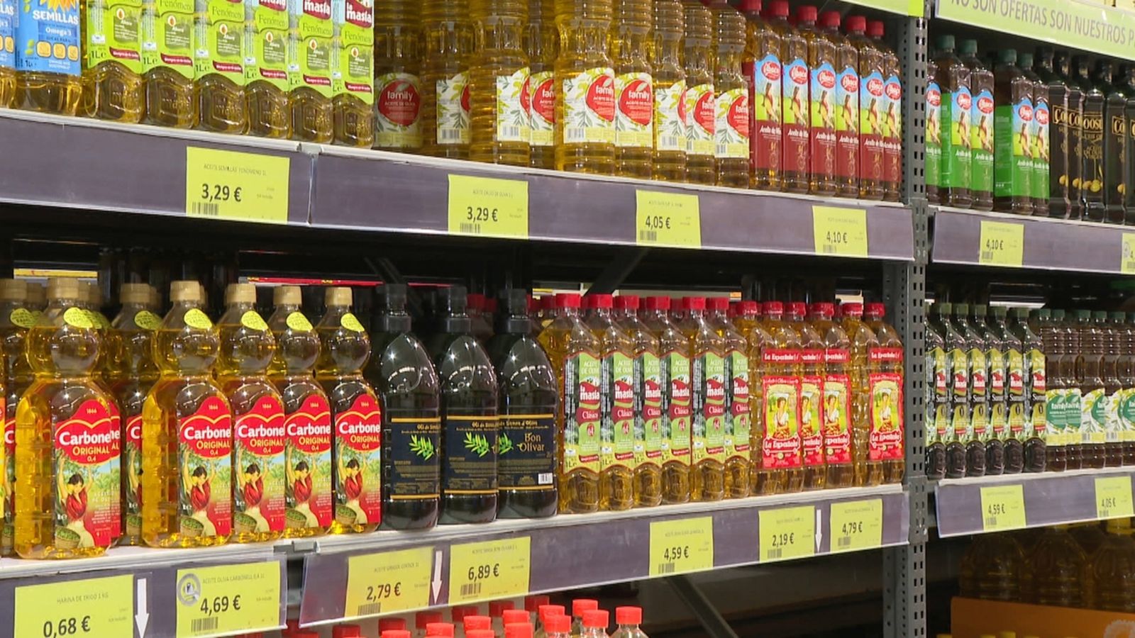 Botelles d'oli en un supermercat