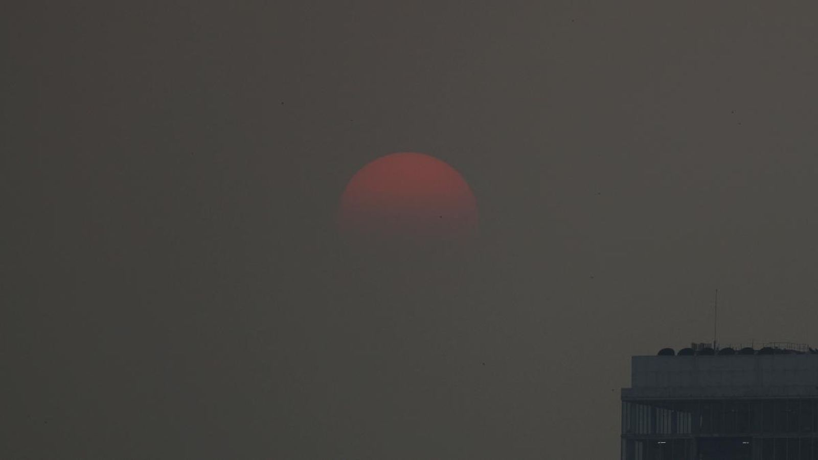 La boira tòxica oculta l'eixida del sol a la contaminada Bangkok, la capital de Tailàndia (Reuters)