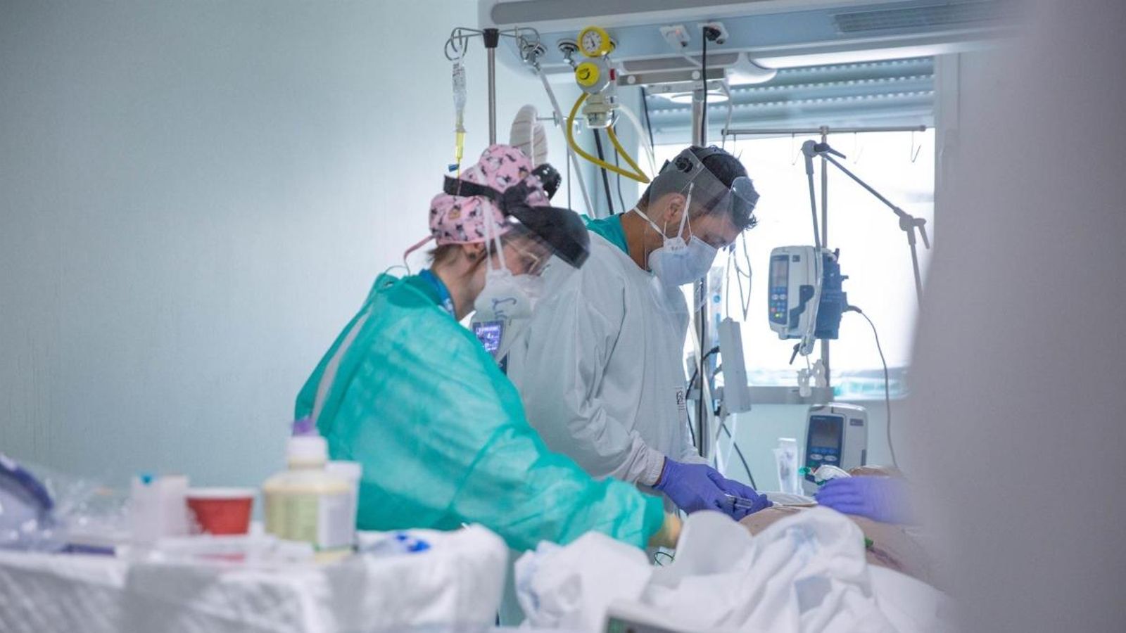 Especialistes i pacient a l'UCI de l'Hospital de la Ribera (Alzira)