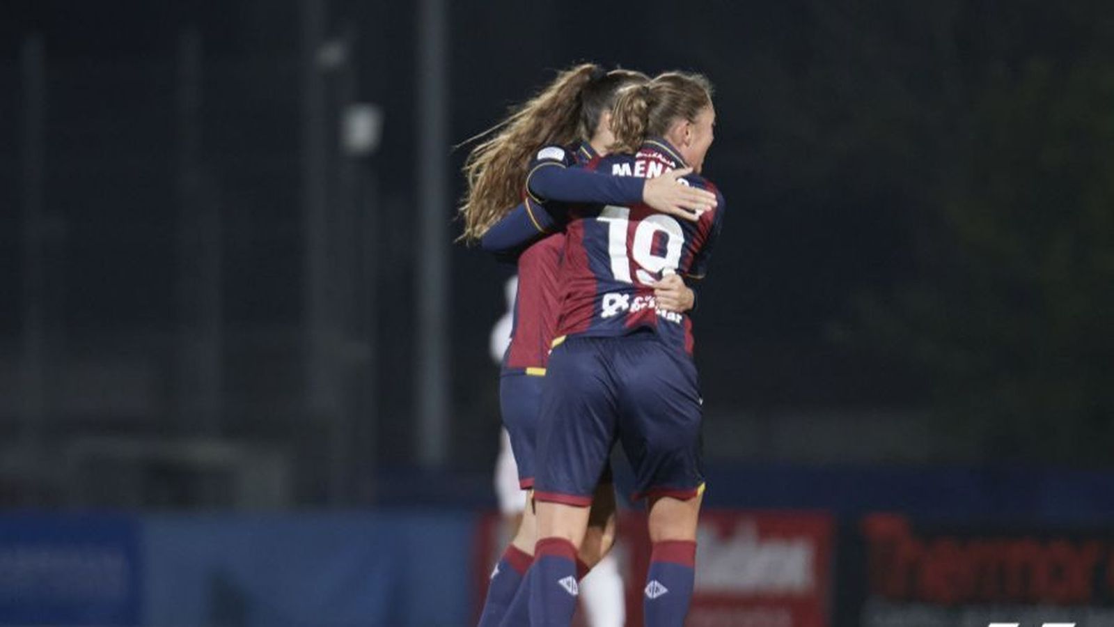 Due sjugadores granotes celebren el triomf