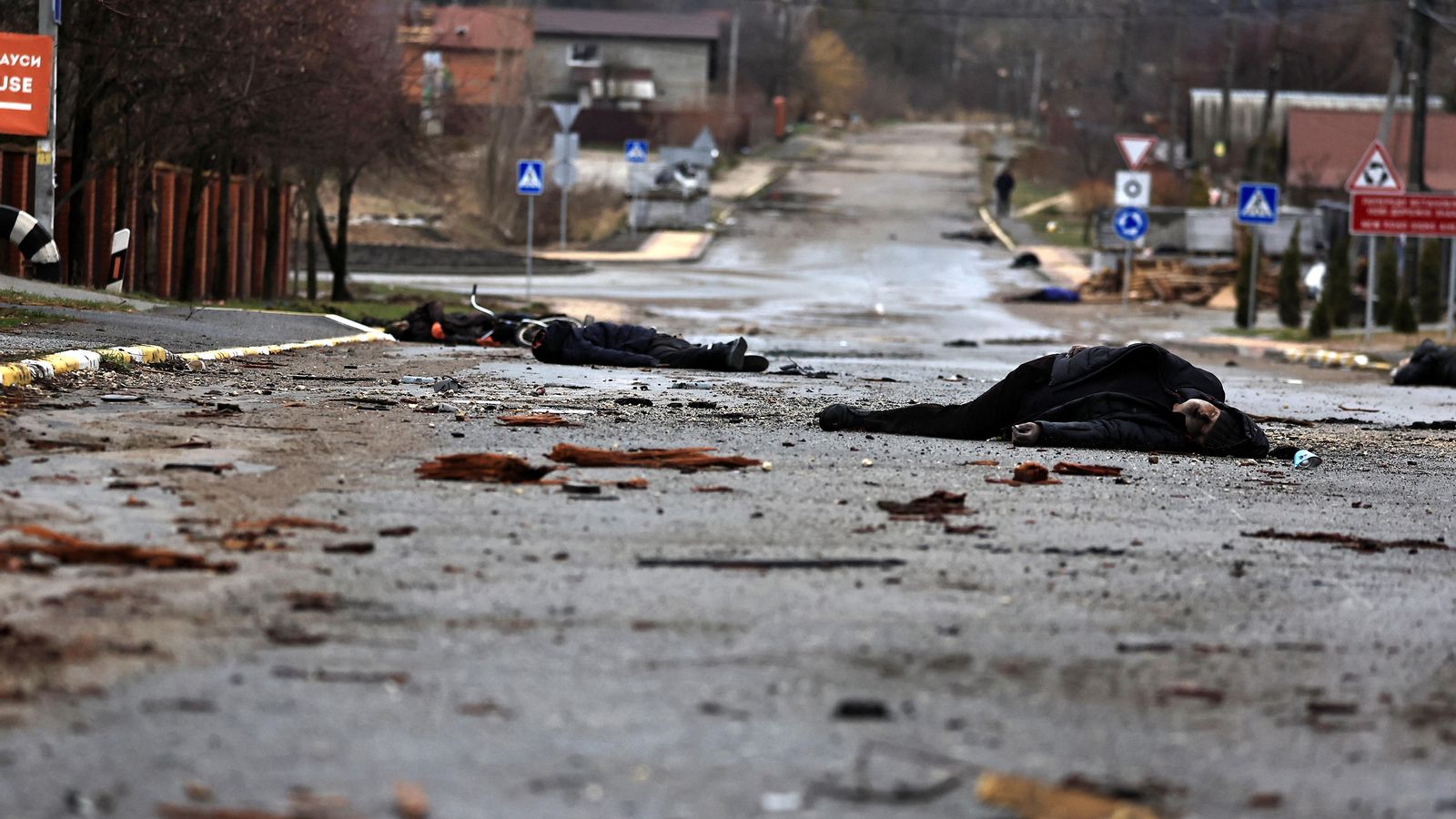 Cadàvers de ciutadans de Butxa enmig del carrer, descoberts després de l'abandó de les tropes russes