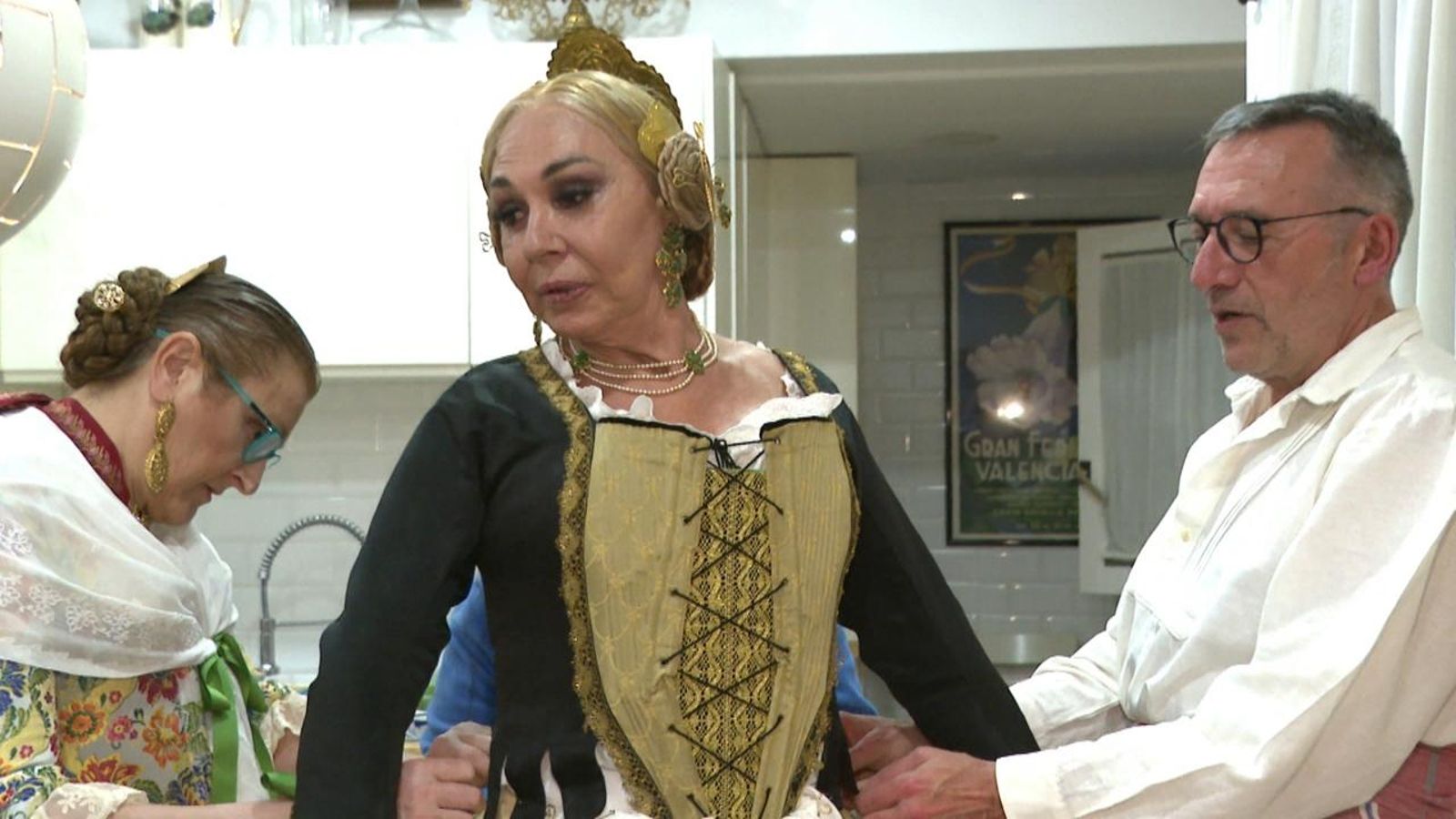 Josephine Navarro vestint-se de fallera