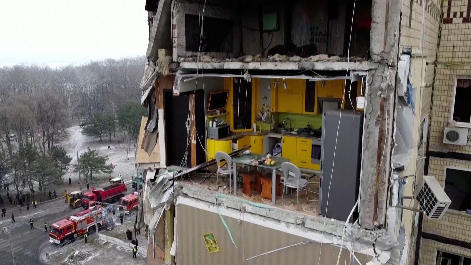 Imatges captades amb dron sobre l'edifici de Dnipró afonat per l'impacte d'un míssil rus