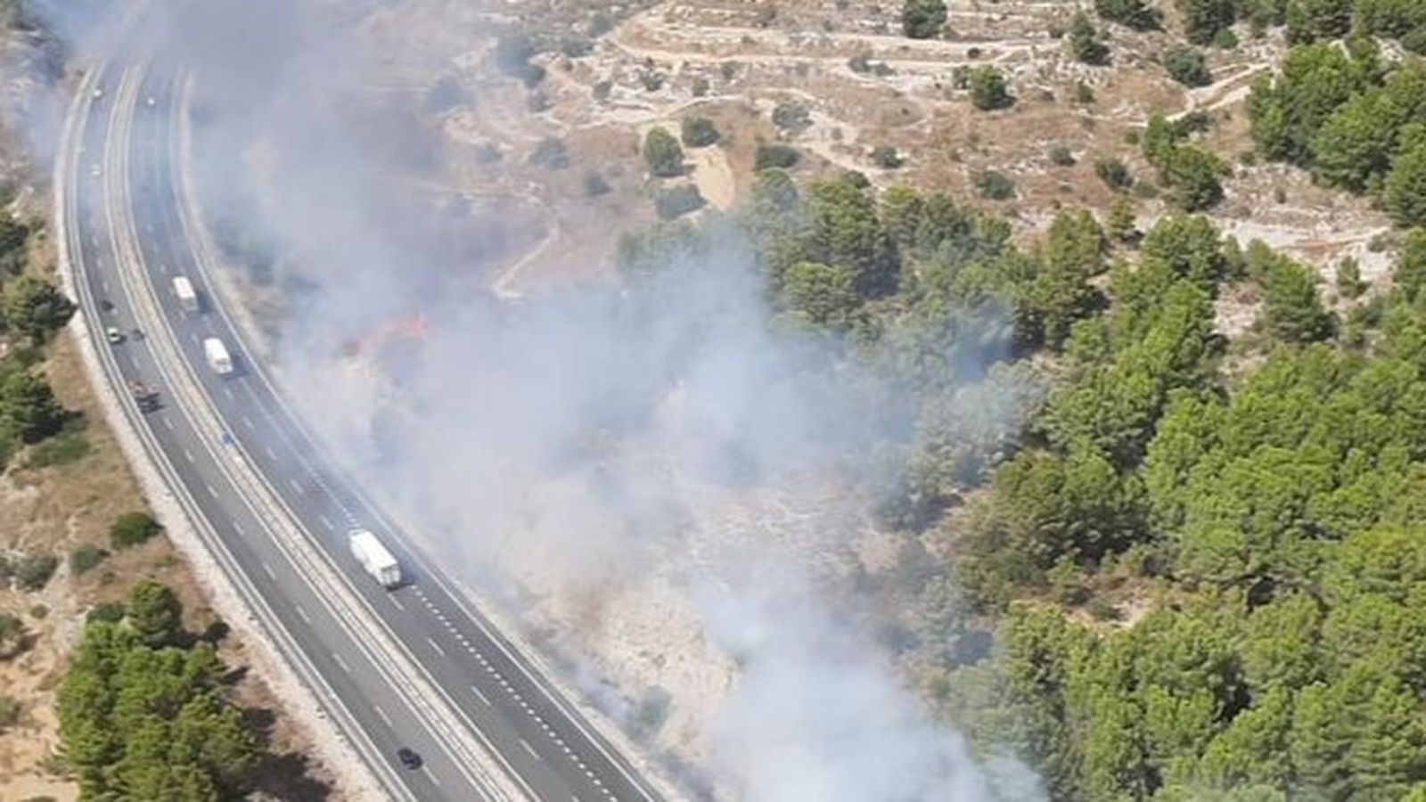 El foc ha cremat una pinada apegada a la carretera a la zona de Canelles