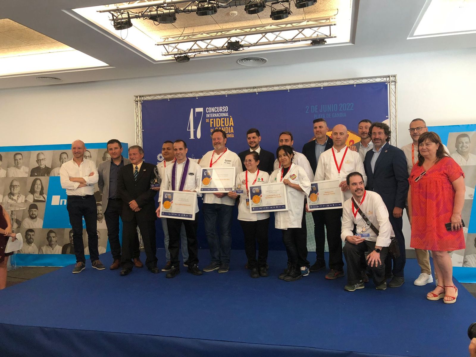 Foto de família de tots els premiats i premiades en el Concurs Internacional de Fideuà de Gandia i Gastronomia